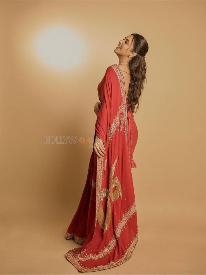 Sexy Priyanka Mohan in a Red Saree with Golden Embroidered Border Pictures 04