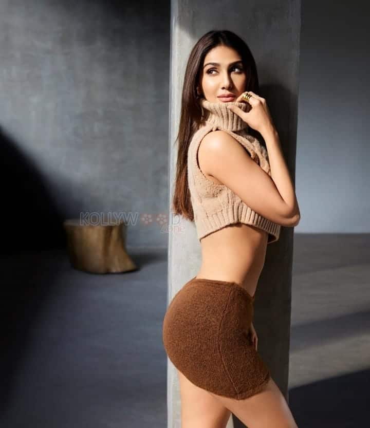 Sexy Vaani Kapoor in a Cropped Woolen Co Ord Set Photos 04