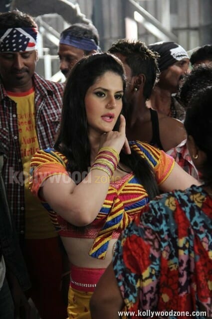 Sexy Zarine Khan At Naan Rajavaaga Pogiren Movie Stills