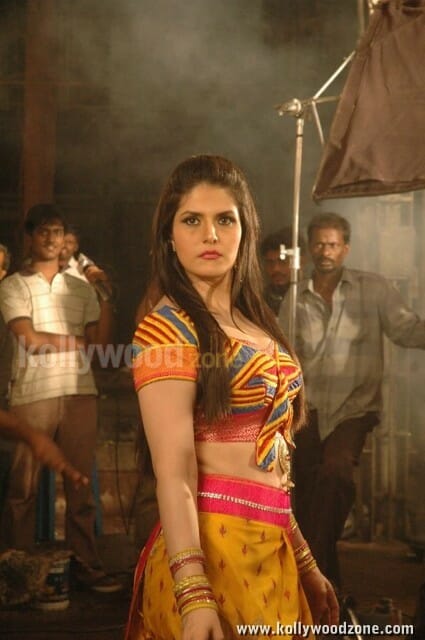 Sexy Zarine Khan At Naan Rajavaaga Pogiren Movie Stills