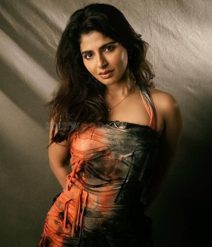 Sizzling Iswarya Menon in a Brown Sleeveless Bodycon Dress Photos 01
