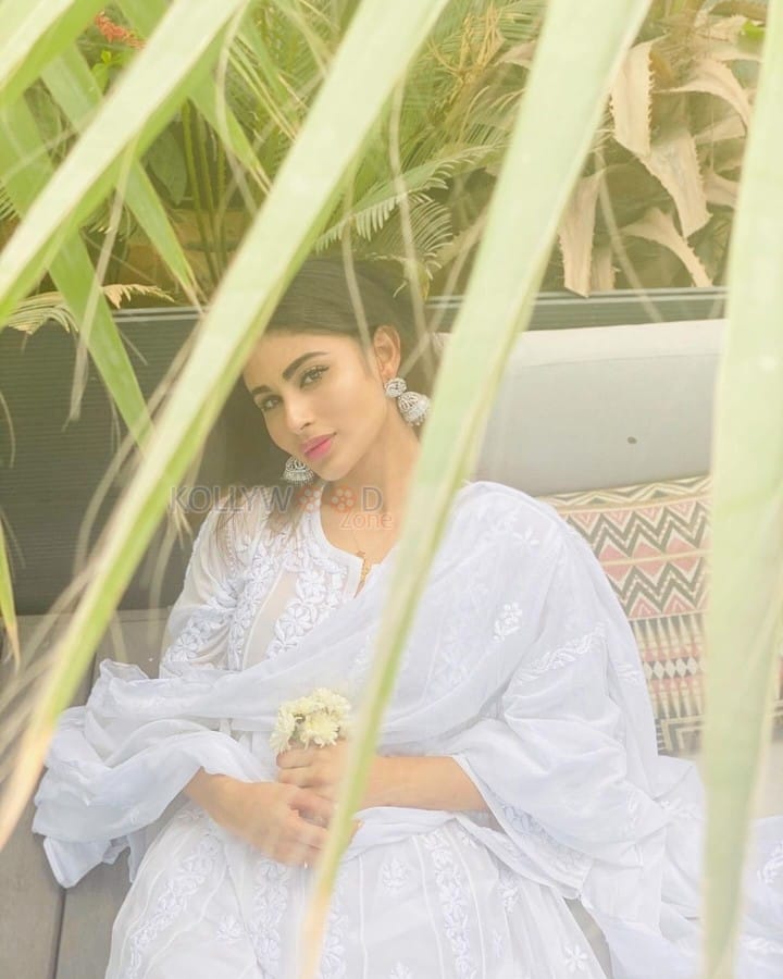 Spellbinding Mouni Roy in a White Anarkali Photos 02