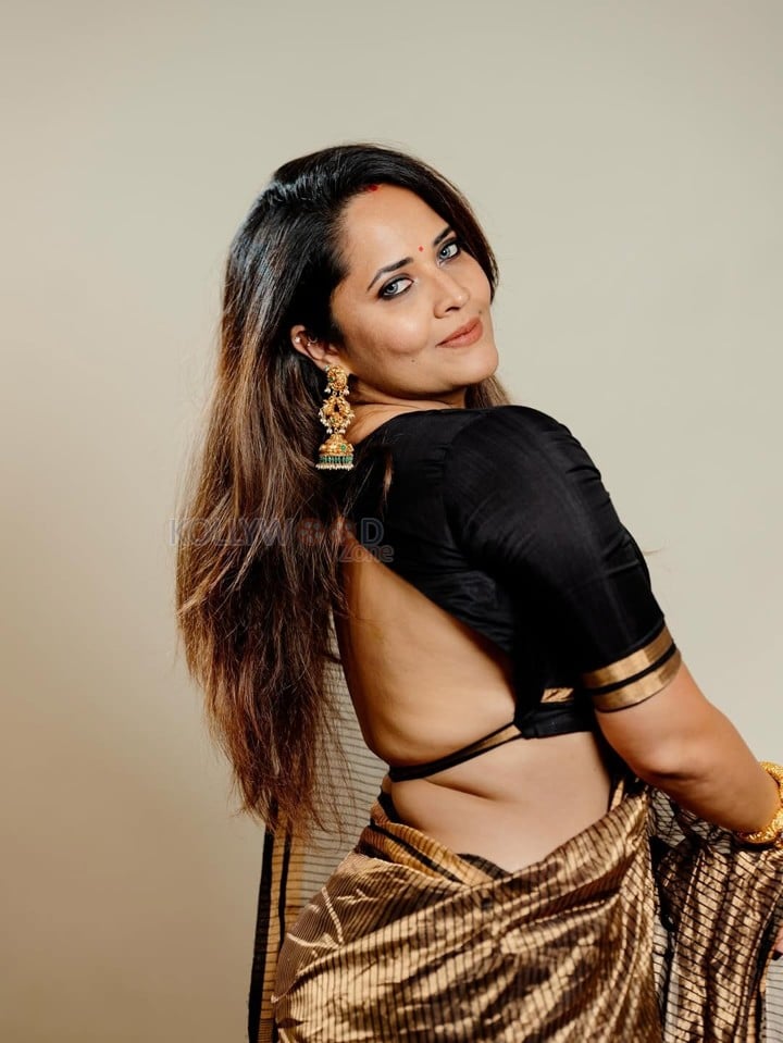 Stunning Anasuya Bharadwaj in a Shimmering Gold Saree with a Black Blouse Pictures 03