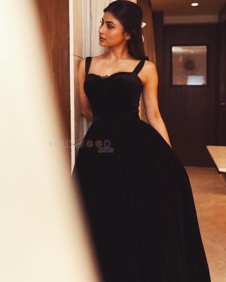 Stunning Babe Mouni Roy in a Flowy Black Maxi Dress with a Sweetheart Neckline Photos 01