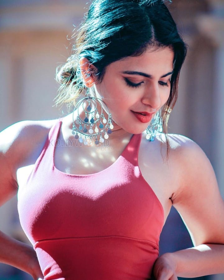 Stunning Hot Iswarya Menon Stills 02