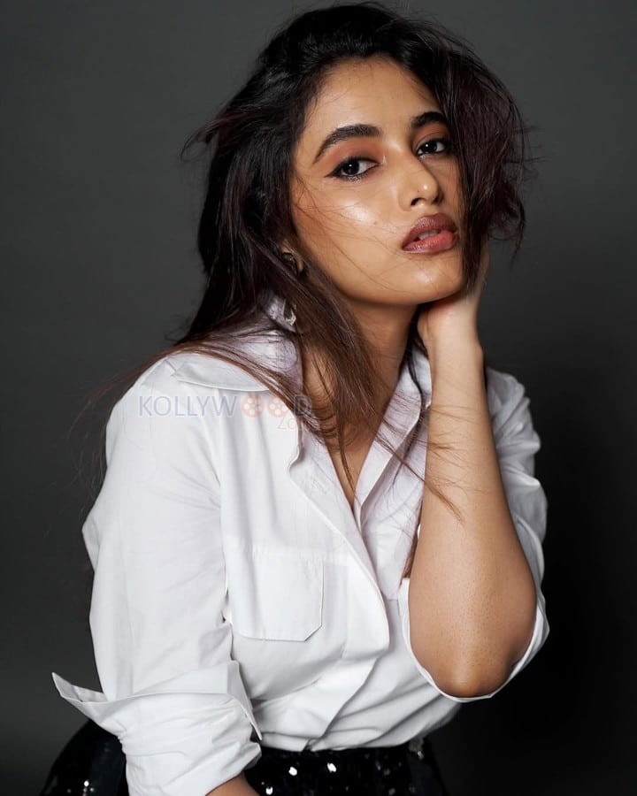 Stunning Priyanka Arul Mohan in a White Shirt and Black Shimmery Skirt Photos 04