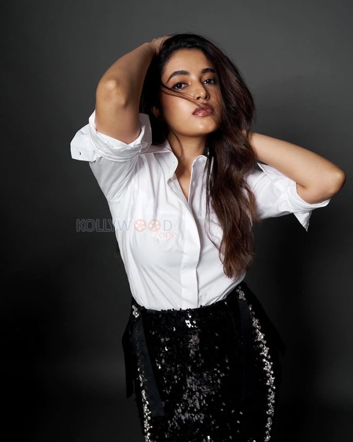 Stunning Priyanka Arul Mohan in a White Shirt and Black Shimmery Skirt Photos 05