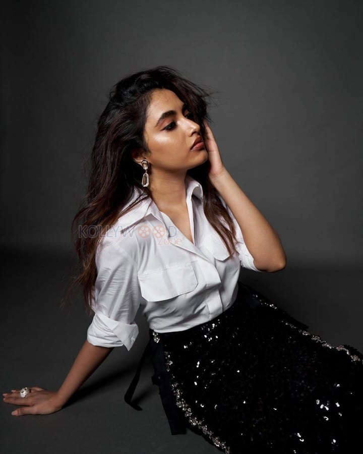 Stunning Priyanka Arul Mohan in a White Shirt and Black Shimmery Skirt Photos 08