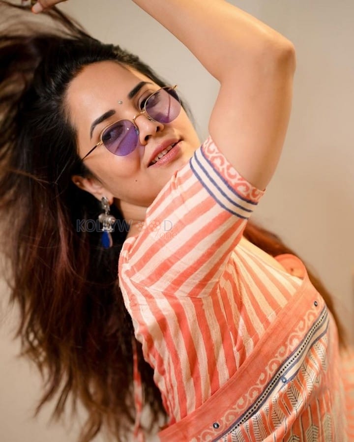 Tollywood Beauty Anasuya Bharadwaj in an Orange Saree and Puple Sunglass Photos 02