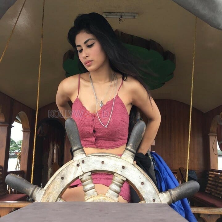 Tv Actress Mouni Roy Sexy Pictures