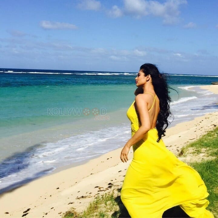 Tv Actress Mouni Roy Sexy Pictures
