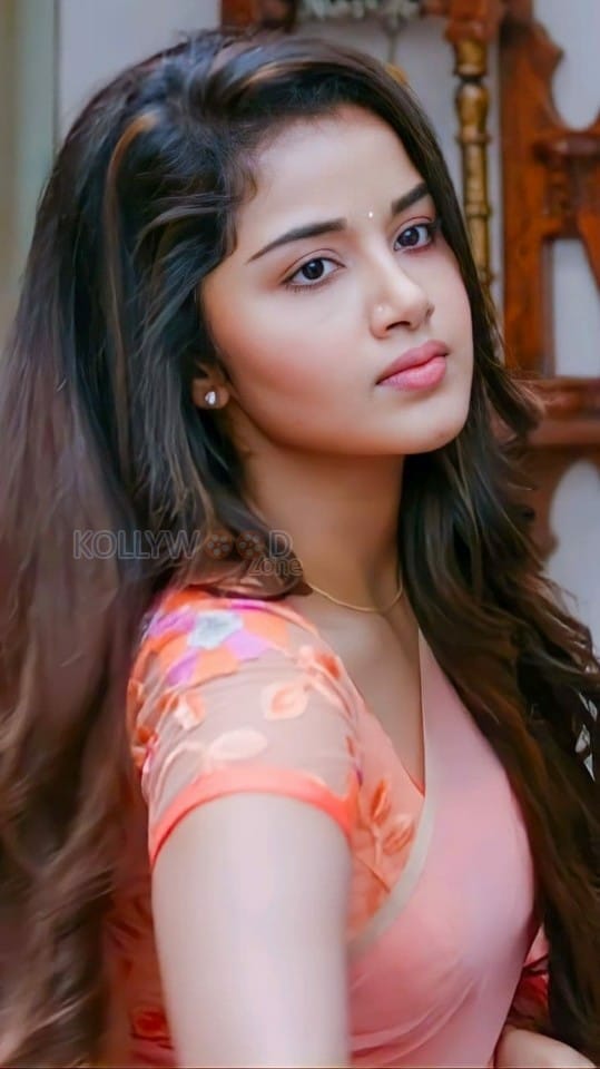 18 Pages Heroine Anupama Parameswaran Sexy Half Saree Pictures 05