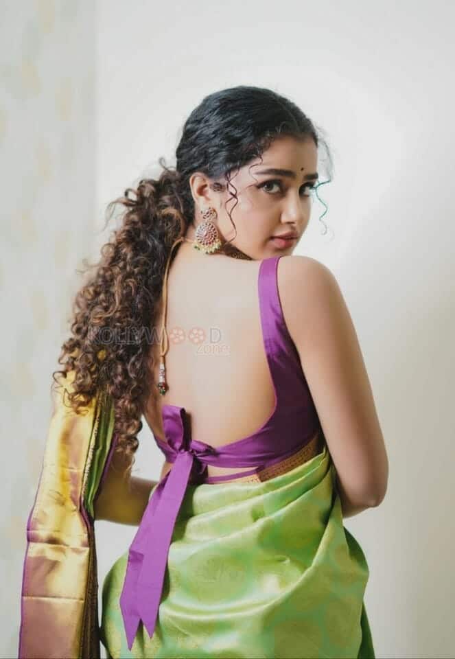 18 Pages Heroine Anupama Parameswaran Sexy Pic 01