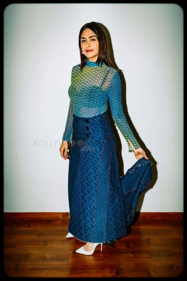 Aankh Micholi Actress Mrunal Thakur Sexy Photoshoot Pictures 11