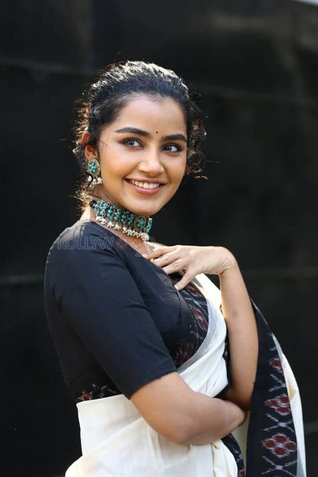 Actress Anupama Parameswaran at 18 Pages Movie Interview Pictures 13