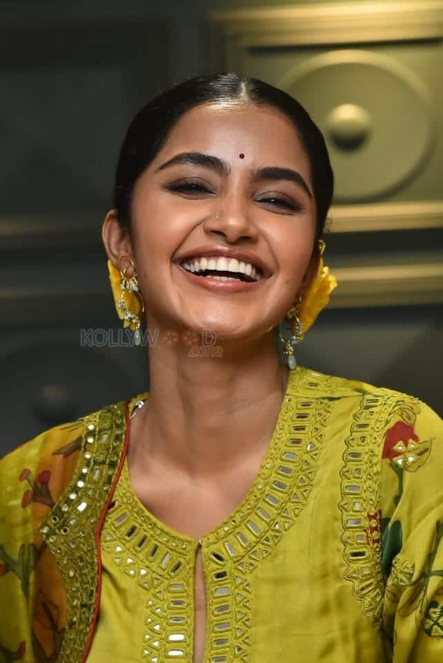 Actress Anupama Parameswaran at The Story Of a Beautiful Girl Movie First Look Launch Photos 04