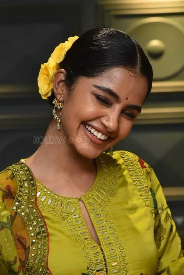 Actress Anupama Parameswaran at The Story Of a Beautiful Girl Movie First Look Launch Photos 05