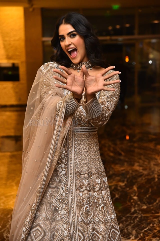 Actress Kavya Thapar at Eagle Movie Pre Release Event Pictures 12