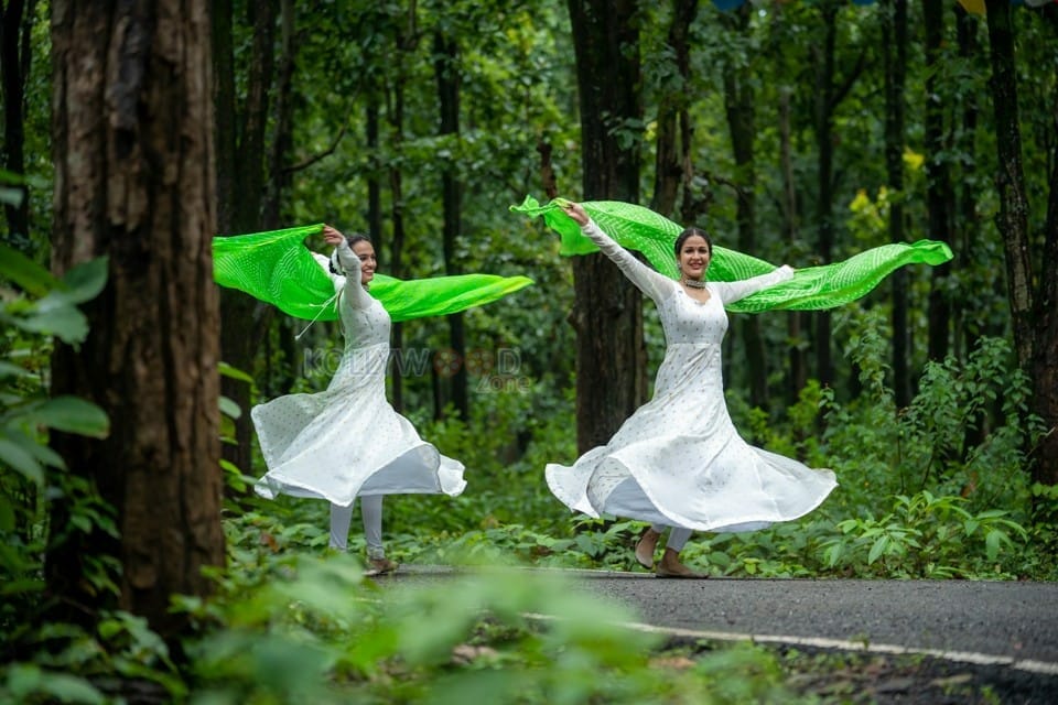 Actress Lavanya Tripathi Legendary Kannanule Song From Bombay Photoshoot Stills