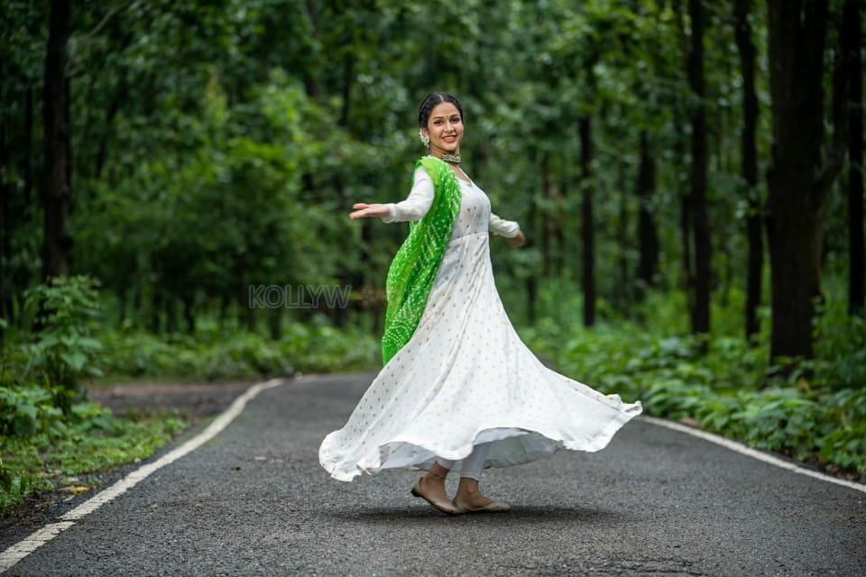 Actress Lavanya Tripathi Legendary Kannanule Song From Bombay Photoshoot Stills