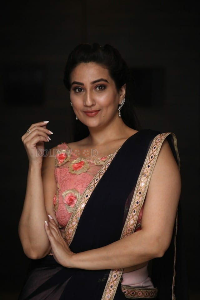 Actress Manjusha At Ninu Veedani Needanu Nene Pre Release Event Pictures