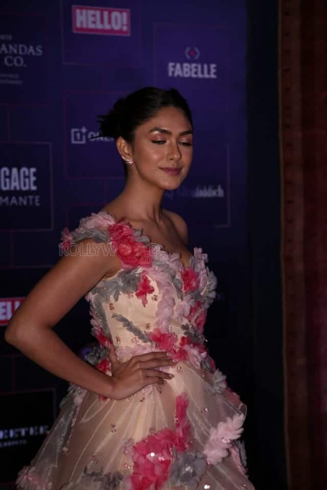 Actress Mrunal Thakur at Hello Hall of Fame Awards South 2023 Pictures 11