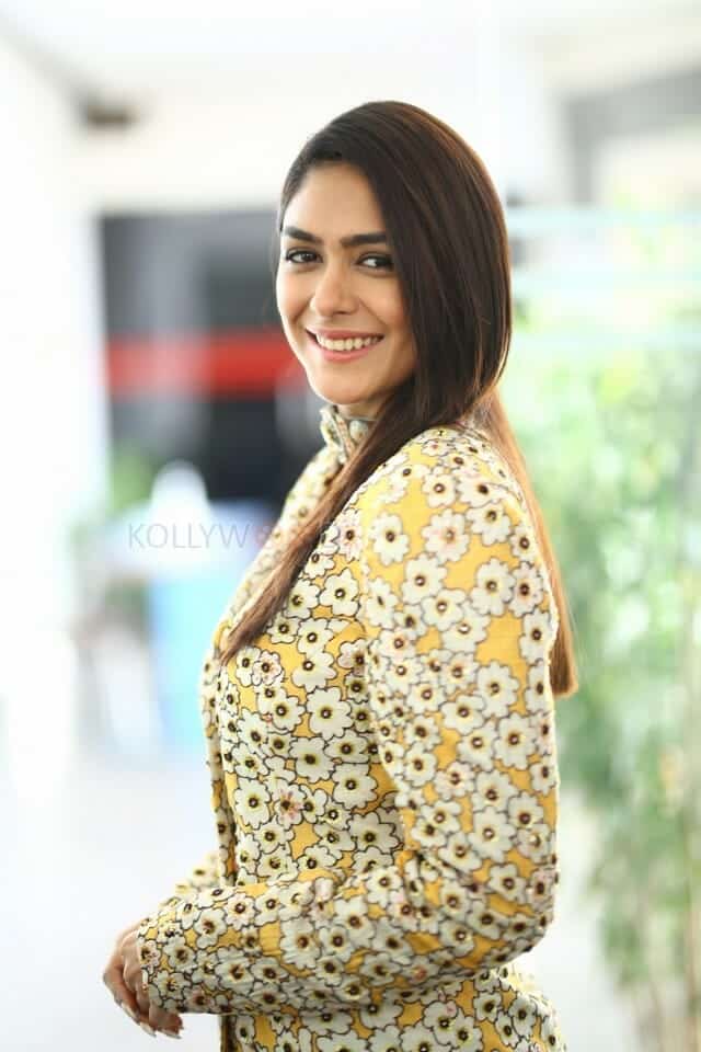 Actress Mrunal Thakur at Sita Ramam Movie Interview Photos 07