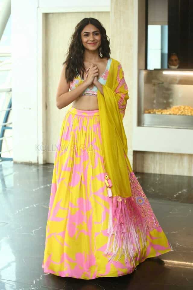 Actress Mrunal Thakur at Sita Ramam Trailer Launch Event Photos 05