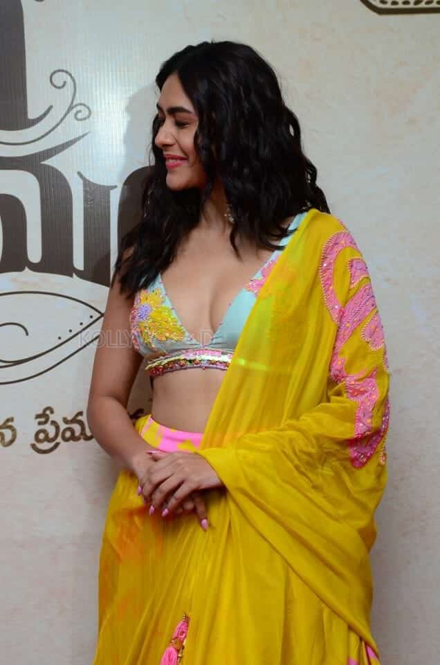 Actress Mrunal Thakur at Sita Ramam Trailer Launch Event Photos 11