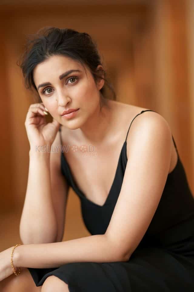 Actress Parineeti Chopra Sexy Photoshoot Pictures 06