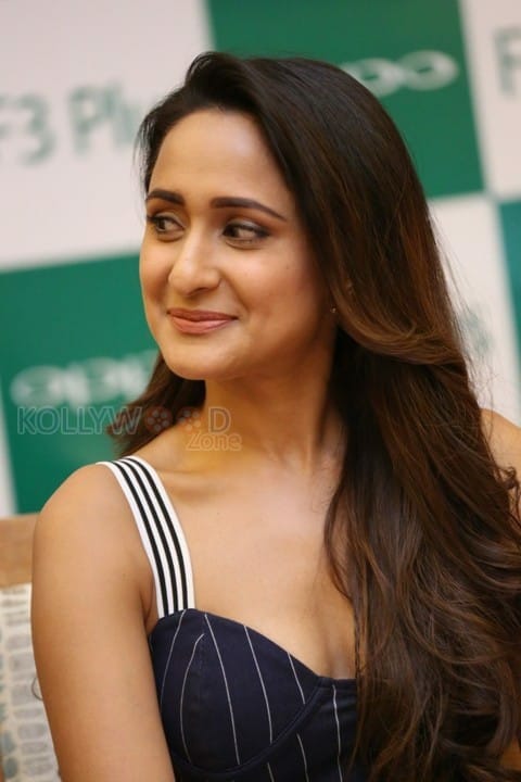 Actress Pragya Jaiswal Sexy Photos
