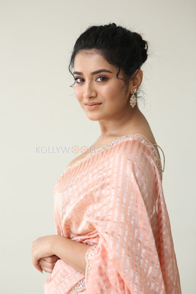 Actress Rashi Singh at Bhoothaddam Bhaskar Narayana Trailer Launch Pictures 18