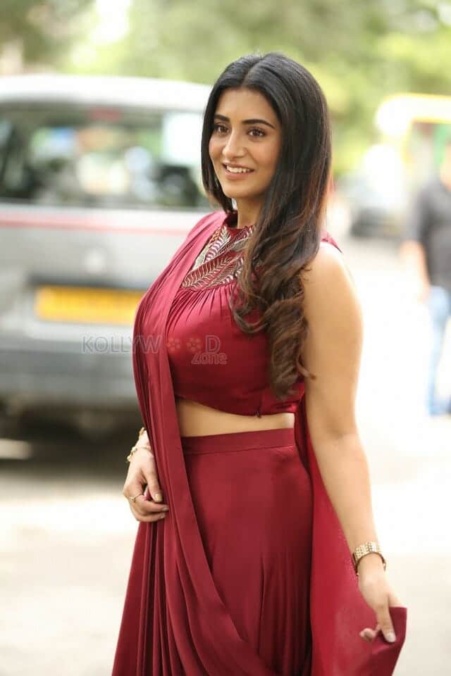 Actress Rashi Singh at Papam Pasivadu Web Series Trailer Launch Photos 18