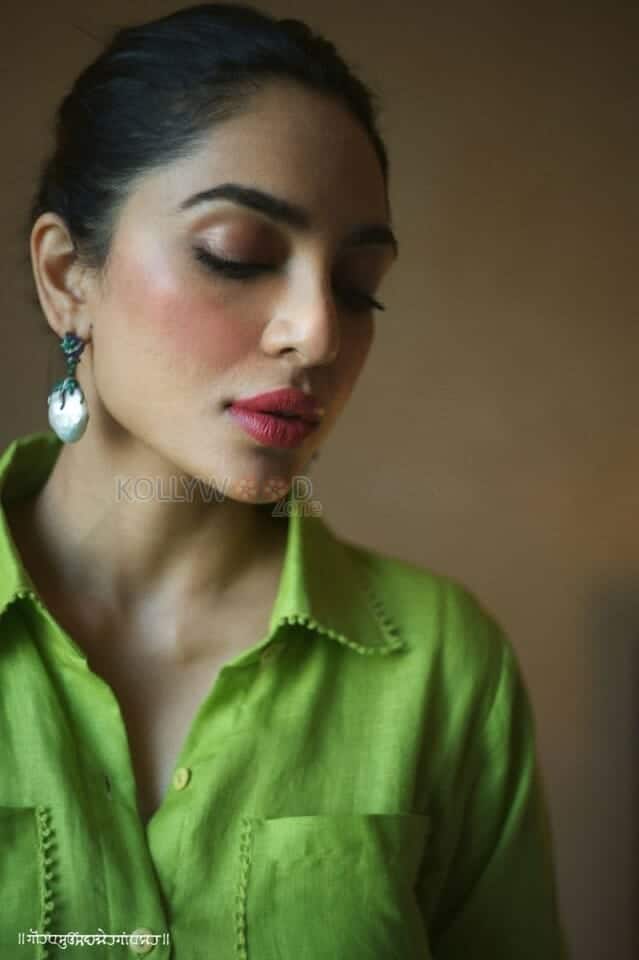 Actress Sobhita Dhulipala Closeup Shots in a Green Shirt Photos 01