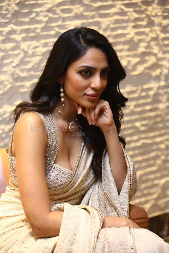 Actress Sobhita Dhulipala at Kurup Movie Pre Release Event Photos 08