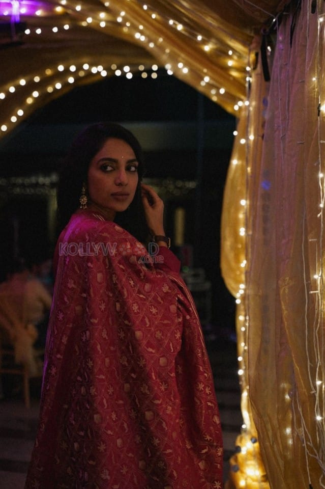 Actress Sobhita Dhulipala in a Printed Kurti and Dupatta Set Photos 02