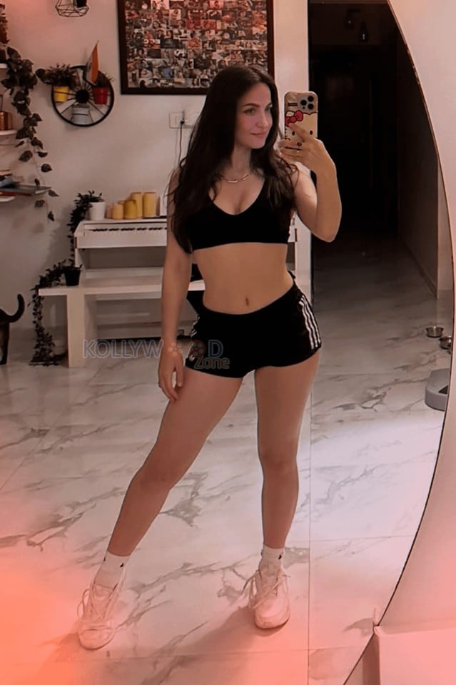 Adorable Elli AvrRam in a Black Sports Bra and Shorts Pictures 01