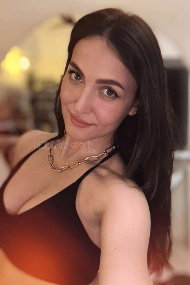 Adorable Elli AvrRam in a Black Sports Bra and Shorts Pictures 04