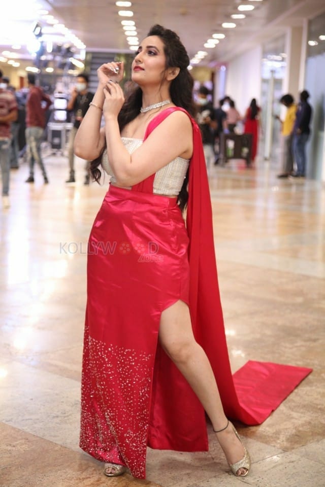 Anchor Manjusha At SIIMA Awards 2021 Pics 04