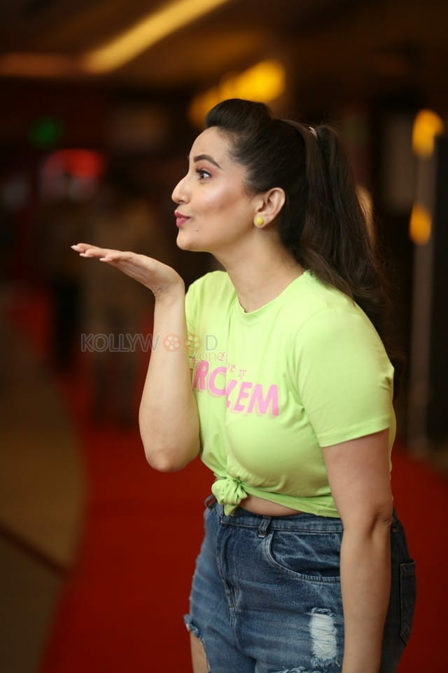 Anchor Manjusha wearing Yellow T Shirt Photos 09