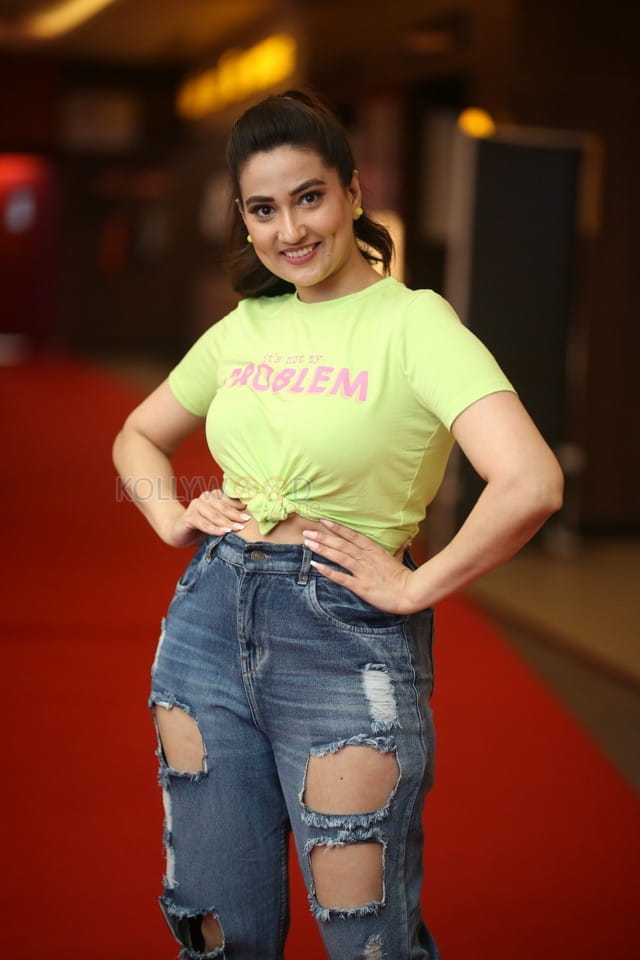 Anchor Manjusha wearing Yellow T Shirt Photos 10