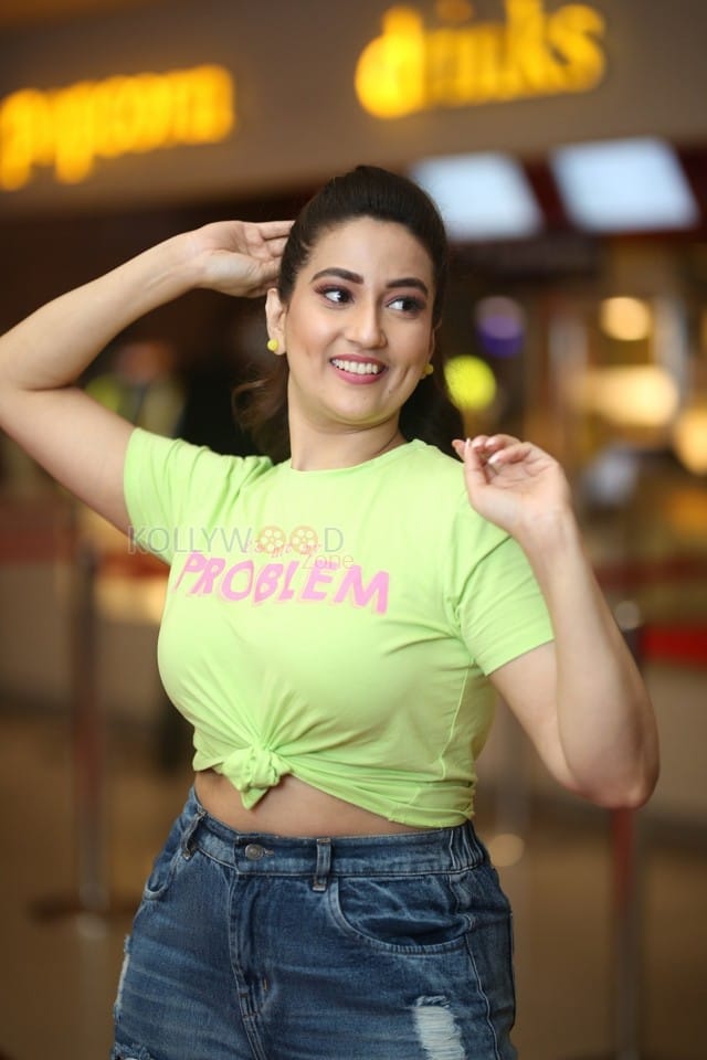 Anchor Manjusha wearing Yellow T Shirt Photos 12