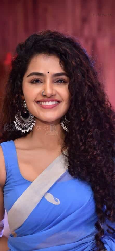 Anupama Parameswaran Smiling in a Blue Saree Photo 01
