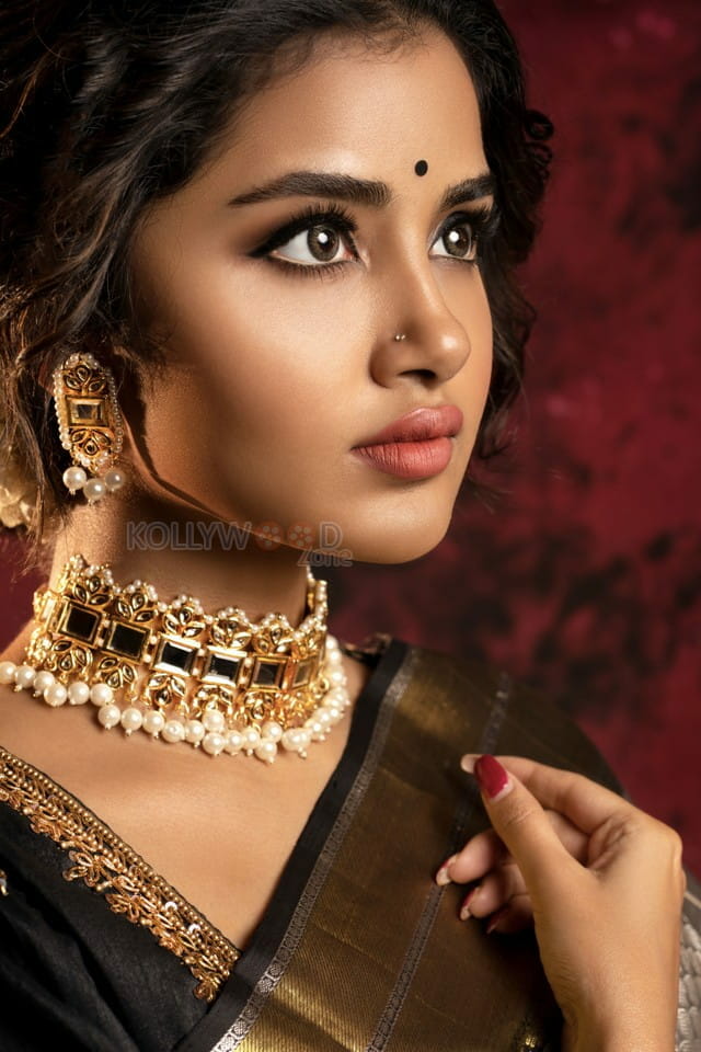 Beautiful Anupama Parameswaran