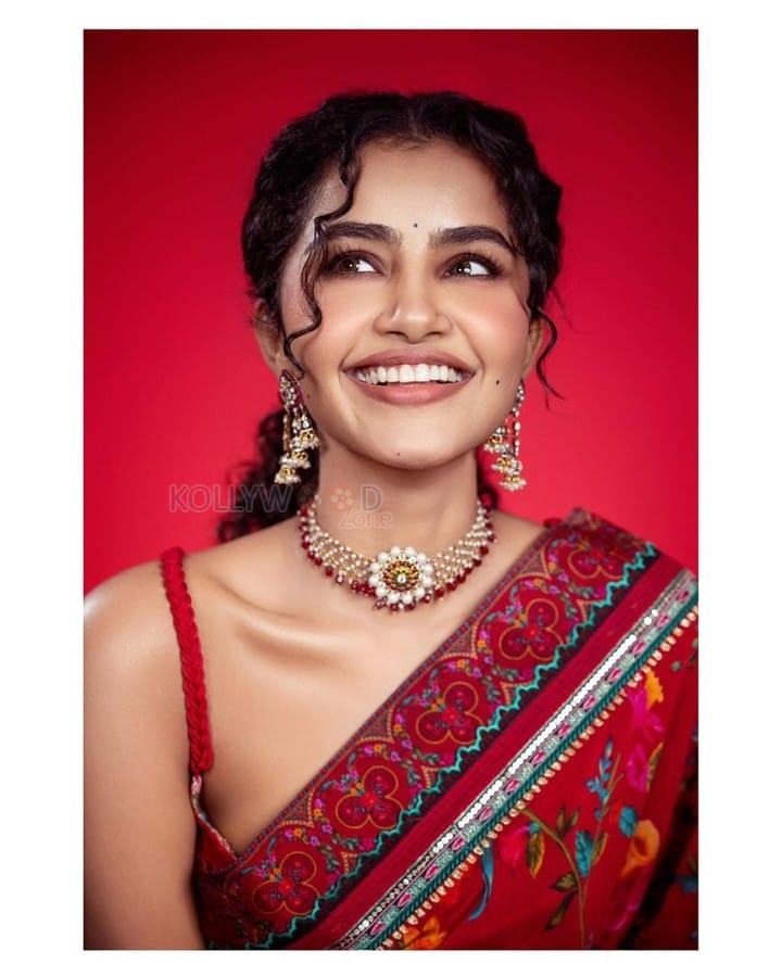 Beautiful Anupama Parameswaran in a Red Flower Printed Saree with Matching Sleevless Blouse Pictures 01