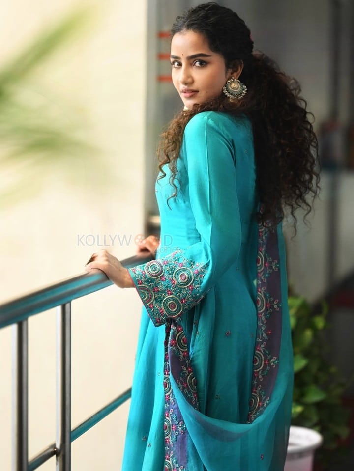 Beautiful Anupama Parameswaran in a Sky Blue Teal Kurta Photos 01