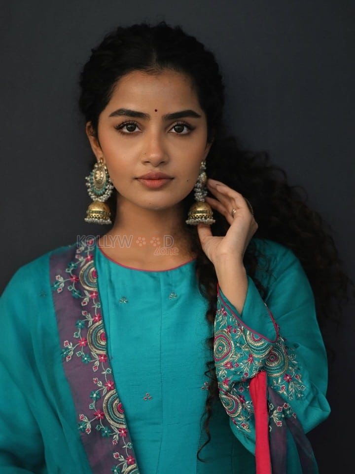 Beautiful Anupama Parameswaran in a Sky Blue Teal Kurta Photos 02