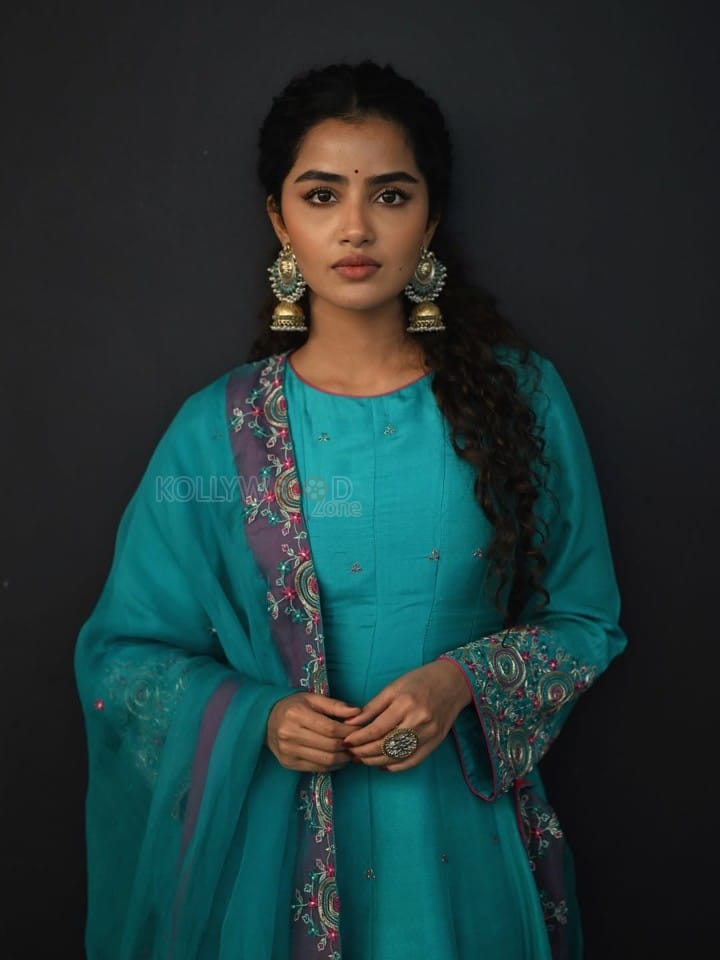 Beautiful Anupama Parameswaran in a Sky Blue Teal Kurta Photos 03