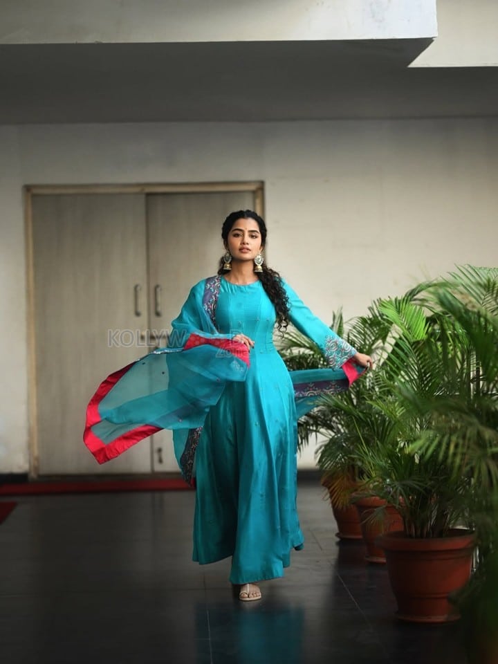 Beautiful Anupama Parameswaran in a Sky Blue Teal Kurta Photos 04