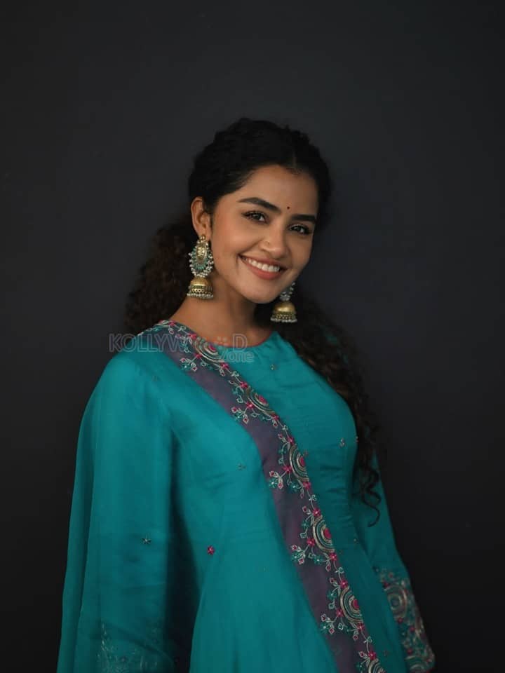 Beautiful Anupama Parameswaran in a Sky Blue Teal Kurta Photos 05